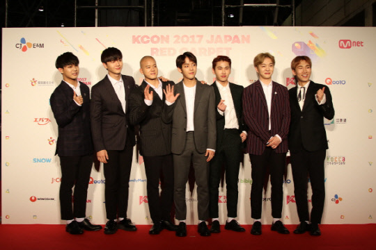 그룹 비투비가 19일 오후 일본 마쿠하리 메세에서 열린 '케이콘 2017 JAPAN' 레드카펫 행사에 참여해 포즈를 취하고 있다. <CJ E&M 제공>